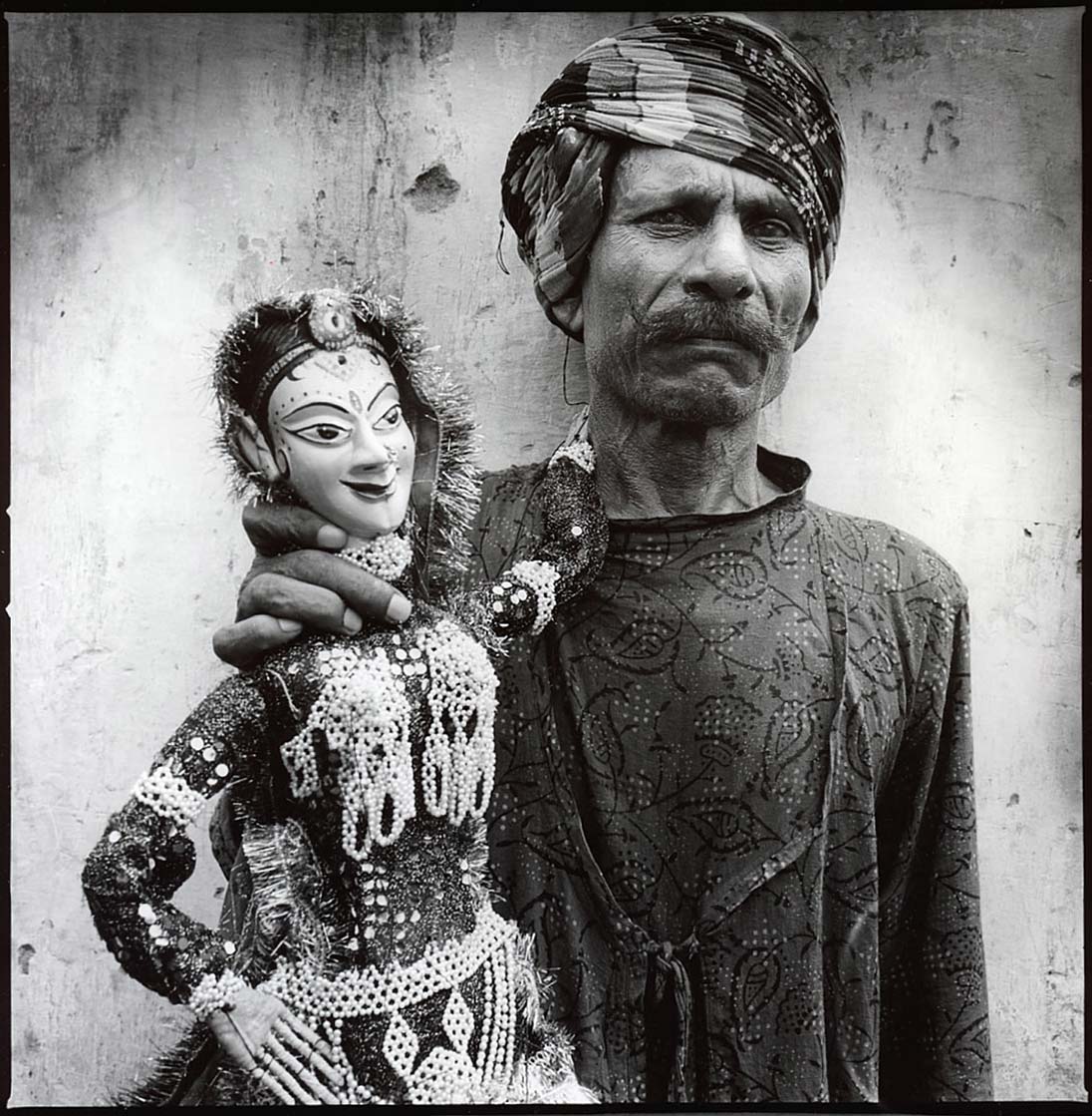 Shadipur Depot, Kathputli colony - black and white B&W portrait of puppeteer Bala Bhatt